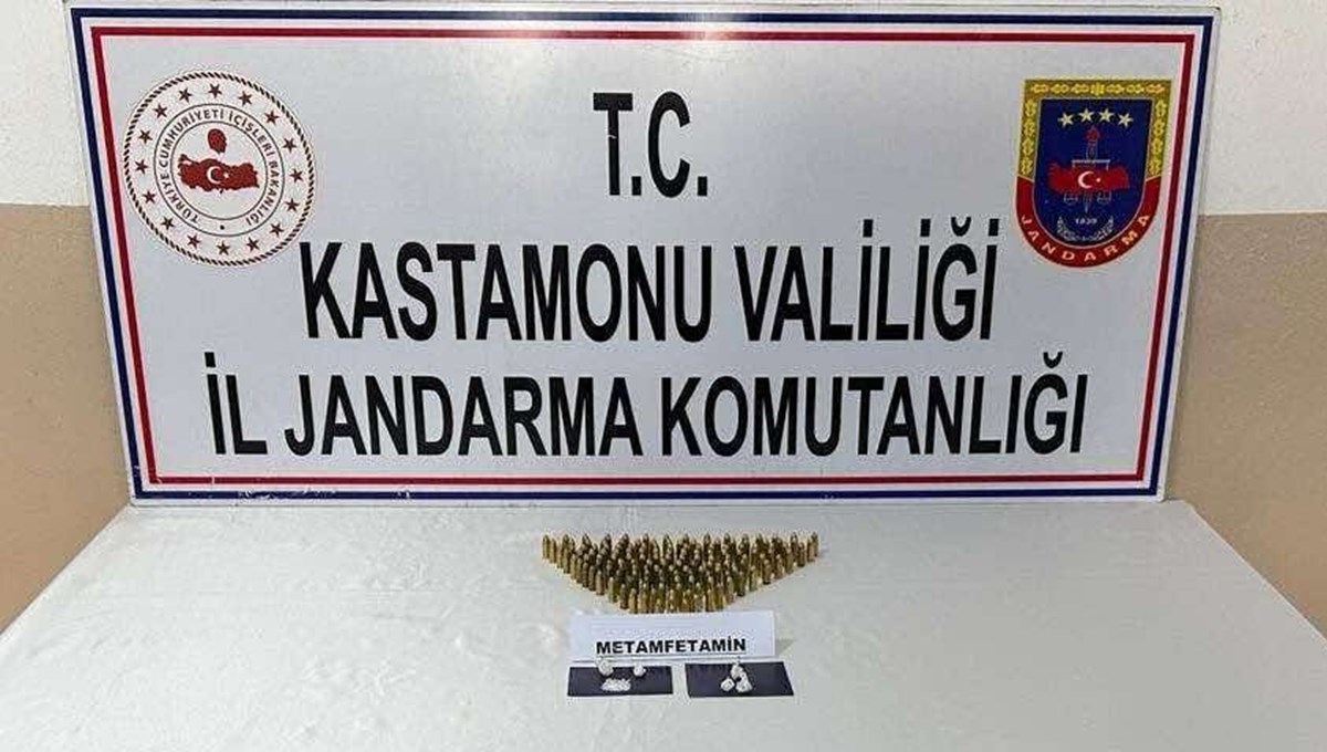 Kastamonu'da uyuşturucu ve ruhsatsız silahlarla yakalanan 3 şüpheli gözaltına alındı