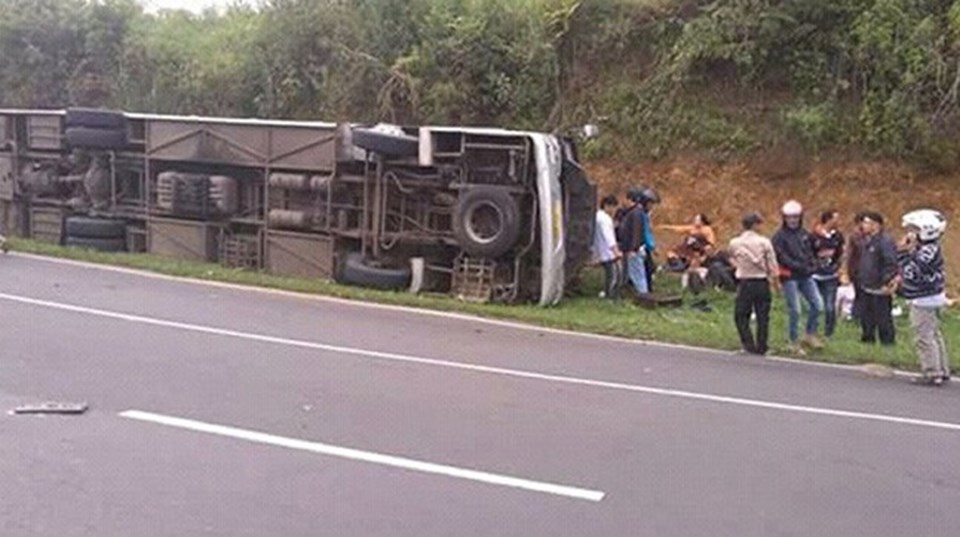 Endonezya’da otobüs devrildi: 27 ölü - 1