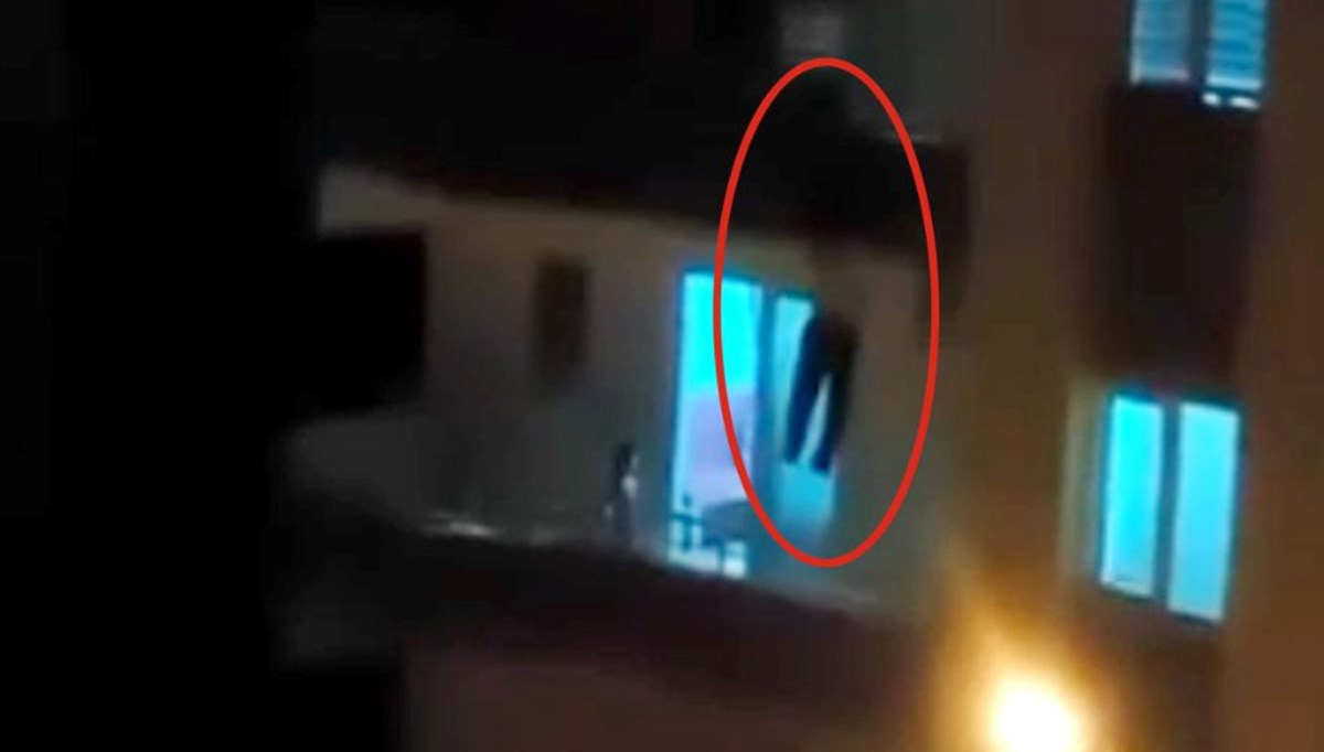 Antalya'da korku dolu anlar: Balkondan inerken minibüsün üzerine düştü Antalya'da korku dolu anlar: Balkondan inerken minibüsün üzerine düştü