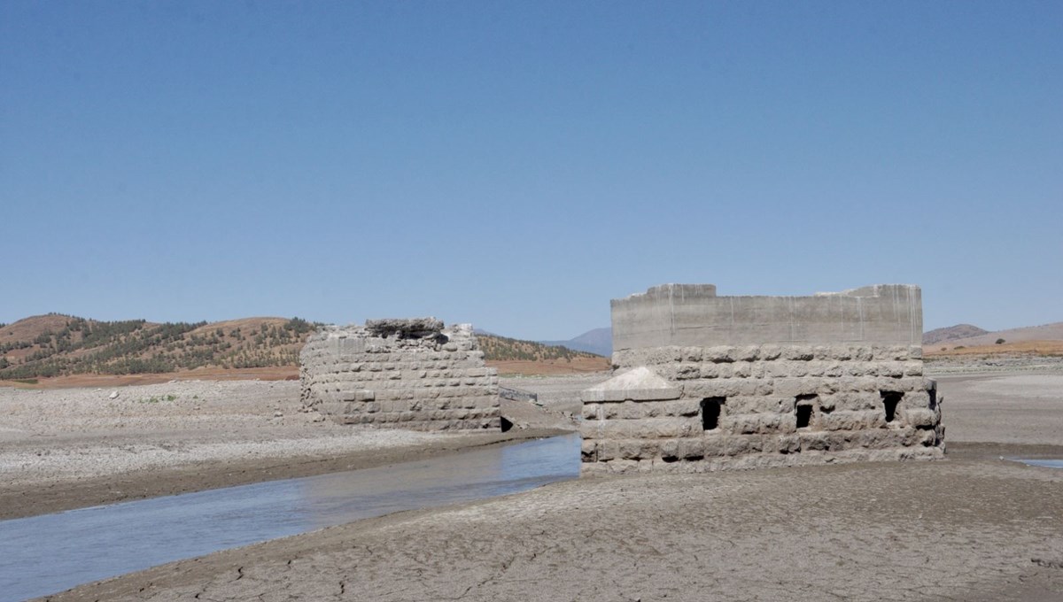 Barajda sular çekildi: Demir yolu hattı gün yüzüne çıktı