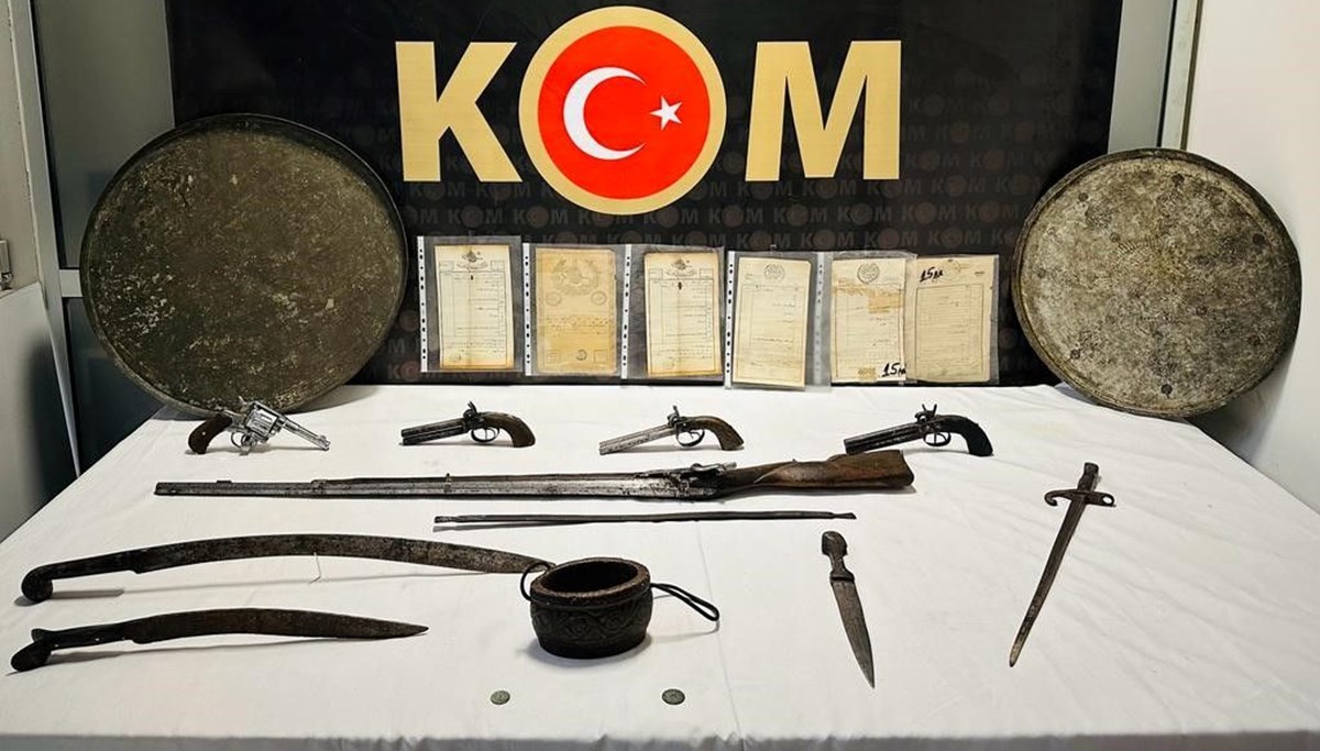 Kütahya’da şüpheli araçta 21 parça tarihi eser ele geçirildi Kütahya’da şüpheli araçta 21 parça tarihi eser ele geçirildi