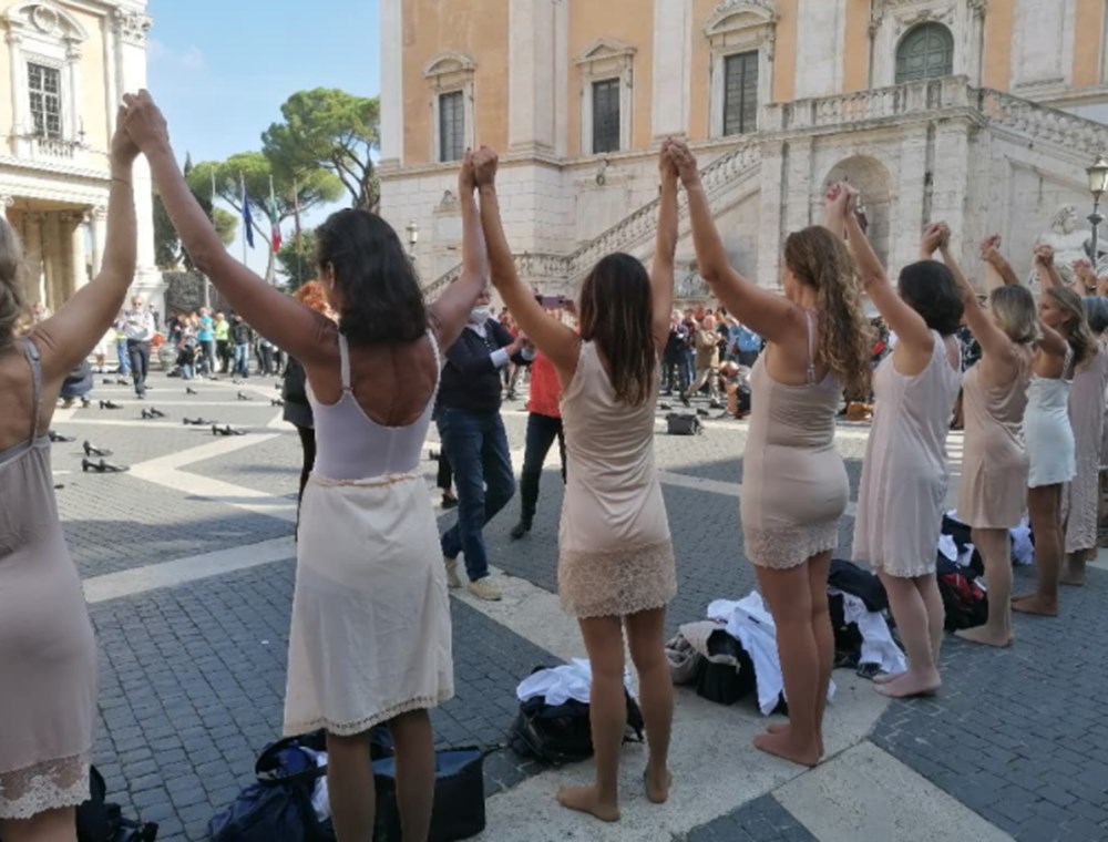 Alitalia uçuş görevlileri Roma meydanında soyunarak protesto düzenledi - 12