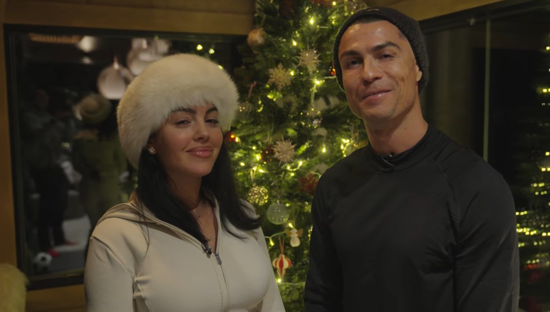 Cristiano Ronaldo'nun ailesiyle Noel keyfi: Eksi 20 derecede havuza daldı!