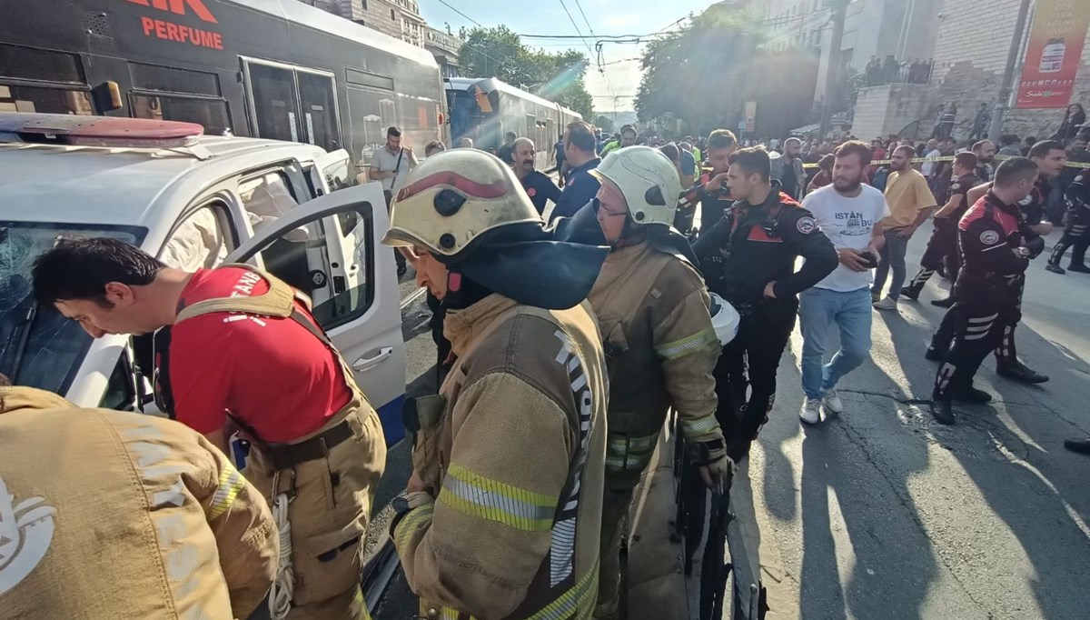 İstanbul'da polis otosu ile tramvay çarpıştı: 3 yaralı