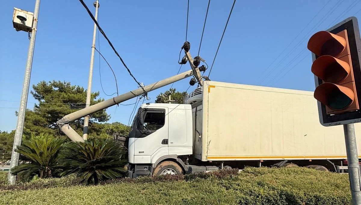 Kamyon beton direği ikiye böldü