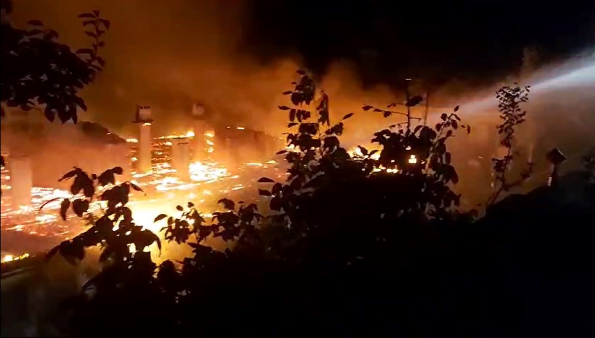Balkonda yapılan mangal çatı yangınına sebep oldu Balkonda yapılan mangal çatı yangınına sebep oldu