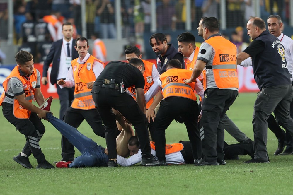 Ankara'da sahaya giren taraftar Beşiktaşlı futbolculara saldırdı - 12