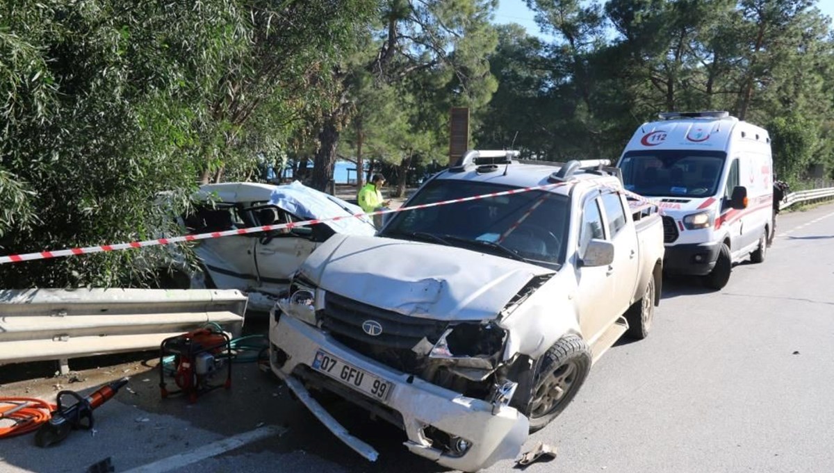 Antalya'da piknik yolunda kaza: 1 ölü, 2 yaralı Antalya'da piknik yolunda kaza: 1 ölü, 2 yaralı