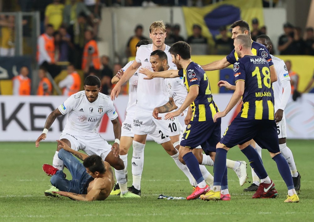 Ankara'da sahaya giren taraftar Beşiktaşlı futbolculara saldırdı - 6