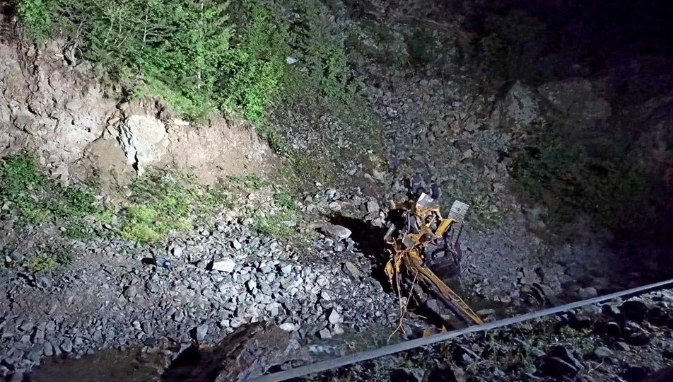 Gümüşhane’de yol çalışması yapan ekibin üzerine heyelan düştü: 2 ölü