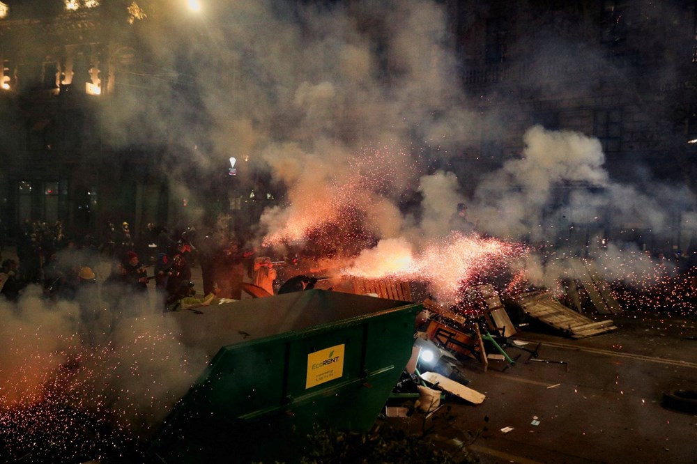 Gürcistan'da gösteriler devam ediyor: Protestocular parlamento binasına havai fişekle saldırdı - 17
