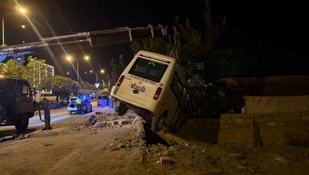 Iğdır'da kaza: Bahçe duvarına çarptı