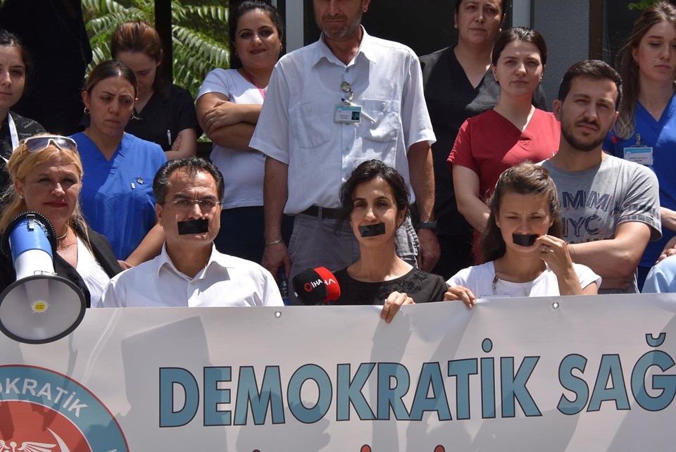 İzmir'de sağlık çalışanlarına şiddete meslektaşlarından tepki - 1