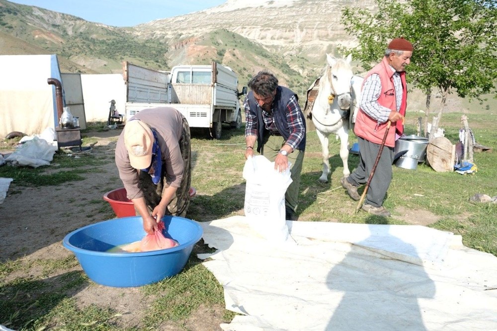 3 bin rakımdan sofralara geliyor: Mesaisi gün doğmadan başlayıp, gece yarısına kadar sürüyor - 4