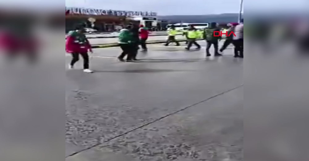 Fenerbahçe ile Amedspor taraftarları arasında kavga | Sarı lacivertlilerden yaralı taraftar için açıklama: "Bir taraftarımız kalbinin altından bıçaklandı" - 4