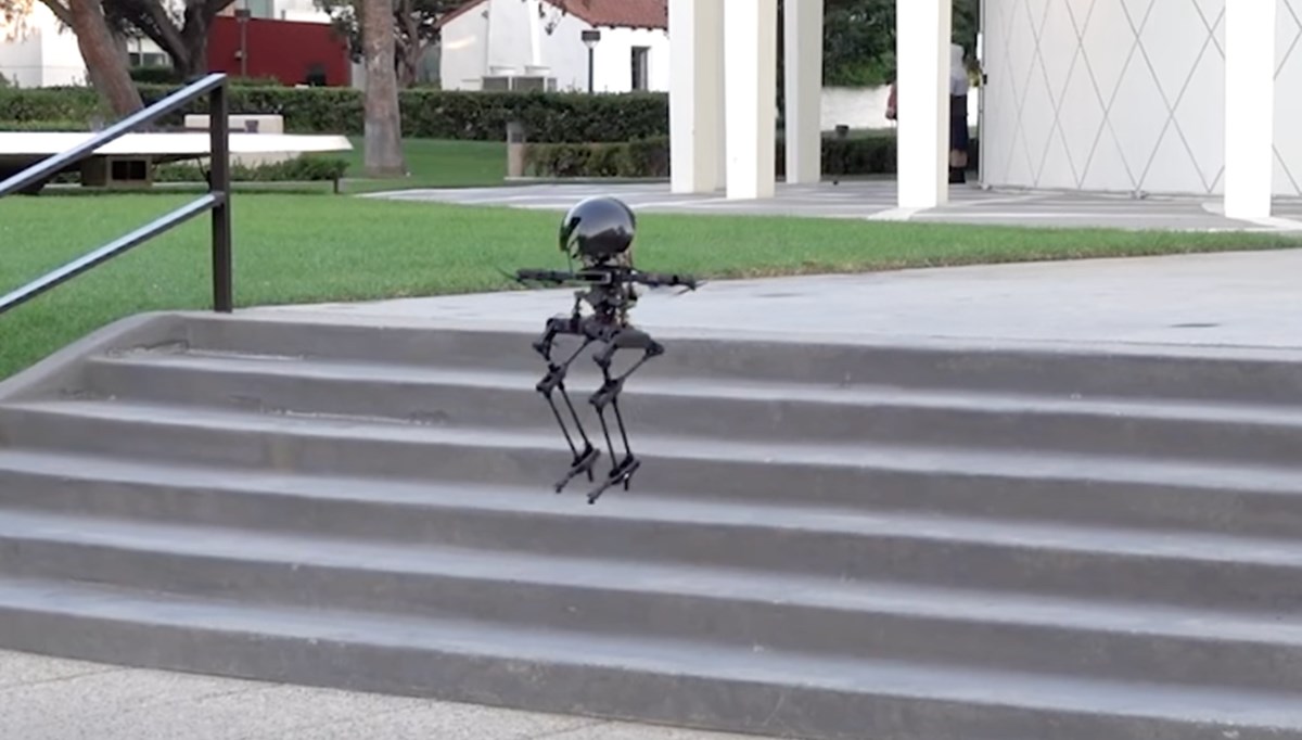 Uçan robot geliştirildi: Leo