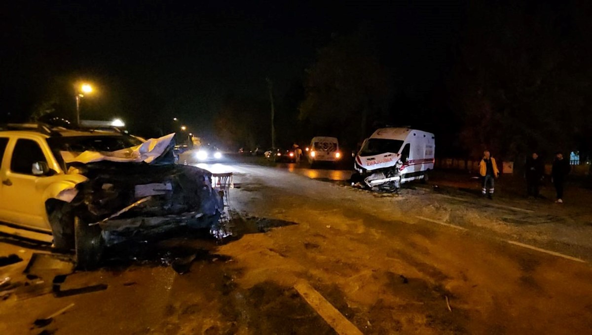 Sakarya'da feci kaza: 1 ölü, 3 yaralı Sakarya'da feci kaza: 1 ölü, 3 yaralı