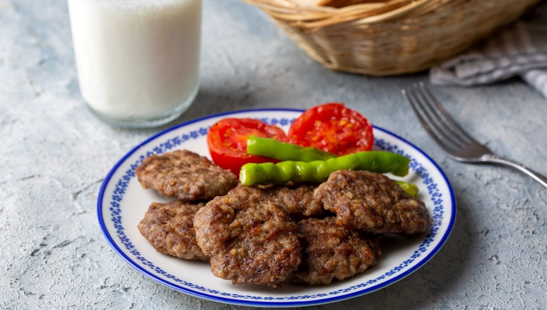 Anne köftesinin lezzet sırrı belli oldu! İçine bir parça atmak bile yetiyor, bir kere yiyen bir daha vazgeçemiyor