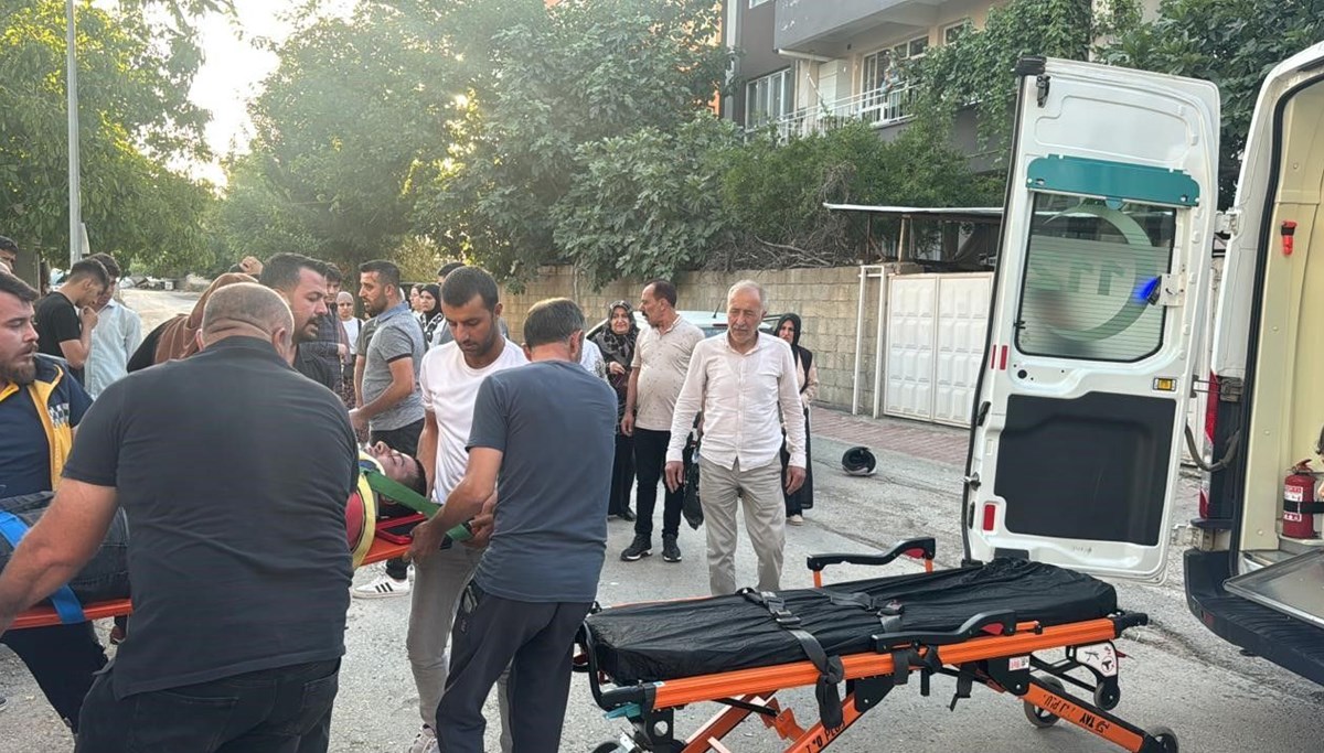 Motosiklet ile otomobil çarpıştı: 1’i ağır 2 yaralı