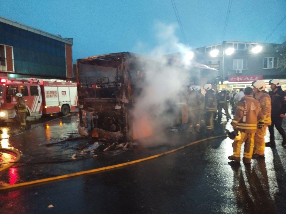 SON DAKİKA HABERİ: TEM Otoyolu'nda otobüs yangını - 2