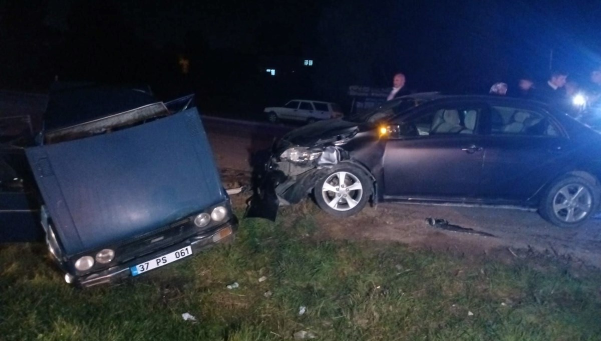 Kastamonu'da çarpışan iki otomobildeki 10 kişi yaralandı