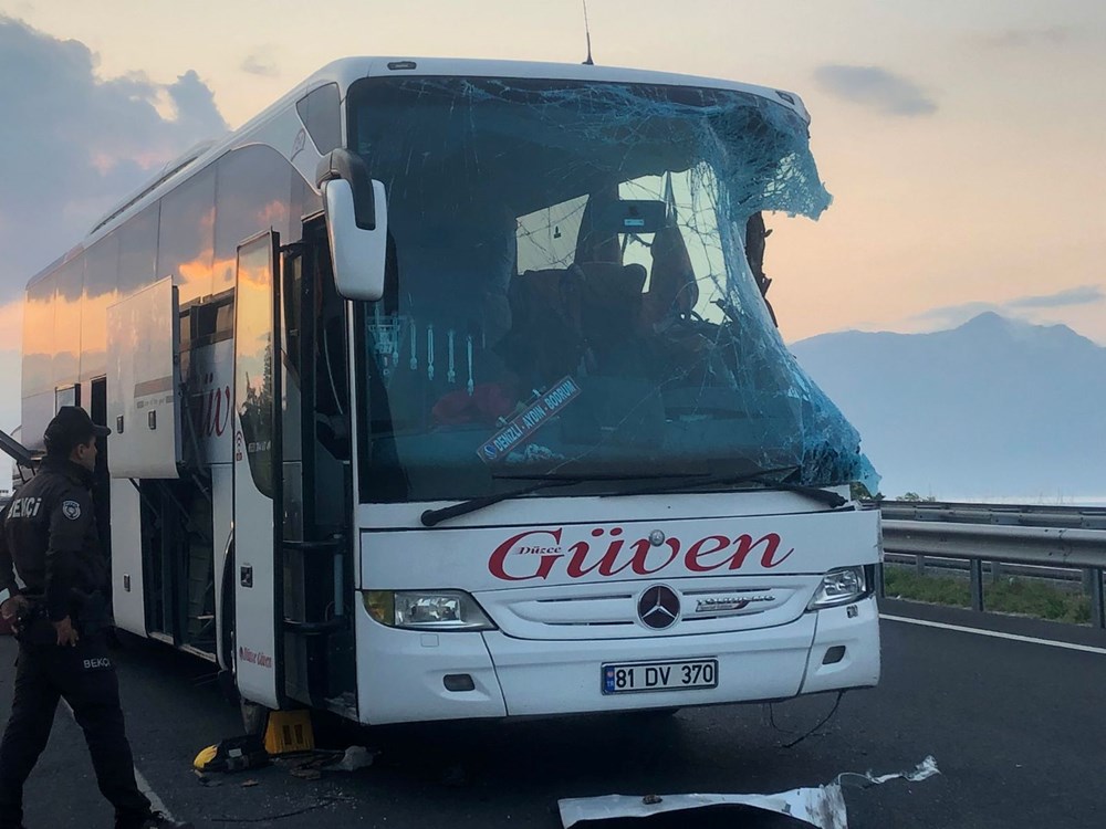 Denizli'de karşı şeride geçen TIR, otobüsle kafa kafaya çarpıştı: 2 ölü, 6’sı ağır 20 yaralı - 4