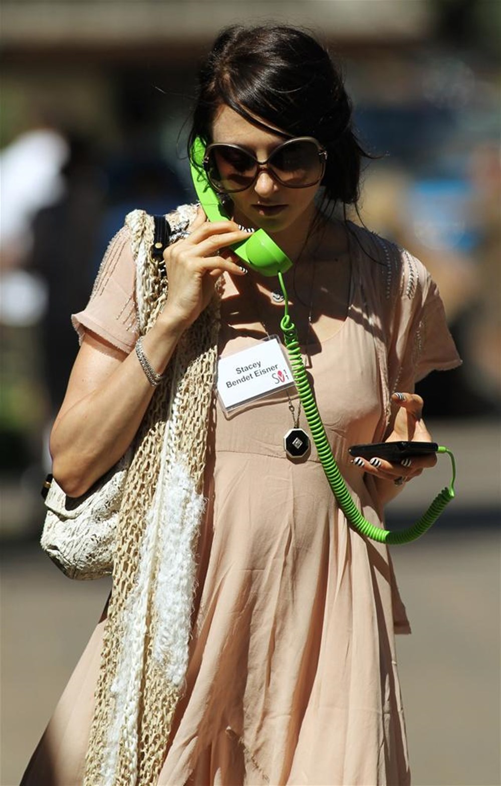 Безумные вещи. Девочка с зелёной трубкой. Звезды с трубкой телефона.
