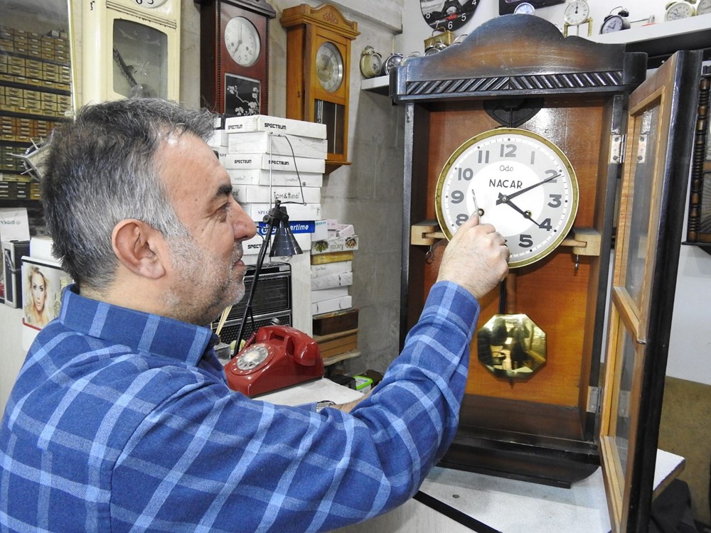 10 metrekarelik dükkanında mesleğini yaşatıyor: Tarihe tanıklık etmiş saatleri tamir ediyor 72 hKf5iTEgWEK1pjQX8rZ3ZQ