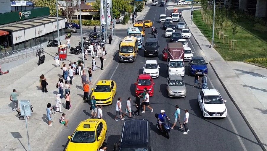 AVM önünde tehlikeli anlar: 30 metre yürümemek için canlarını hiçe sayıyorlar