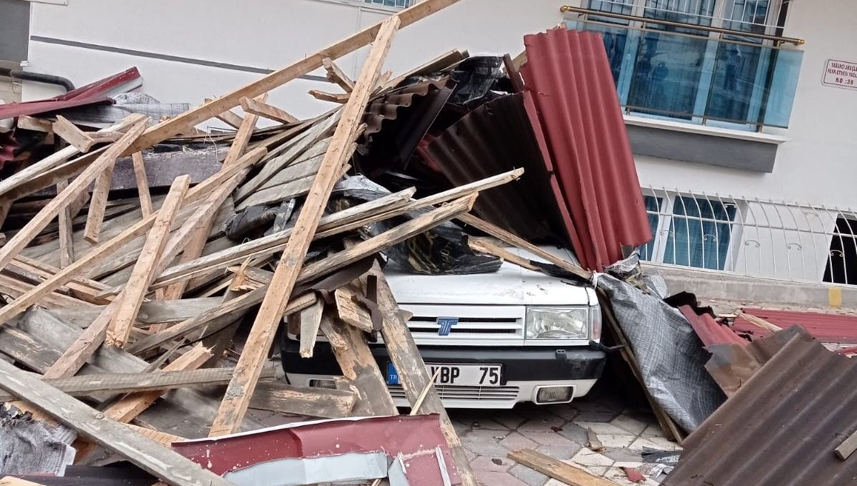 Ankara’da fırtına: Uçan çatı araçların üzerine düştü