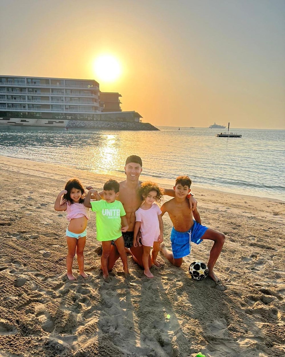 Cristiano Ronaldo yeni doğan bebeğinin yeni fotoğrafını paylaştı - 4