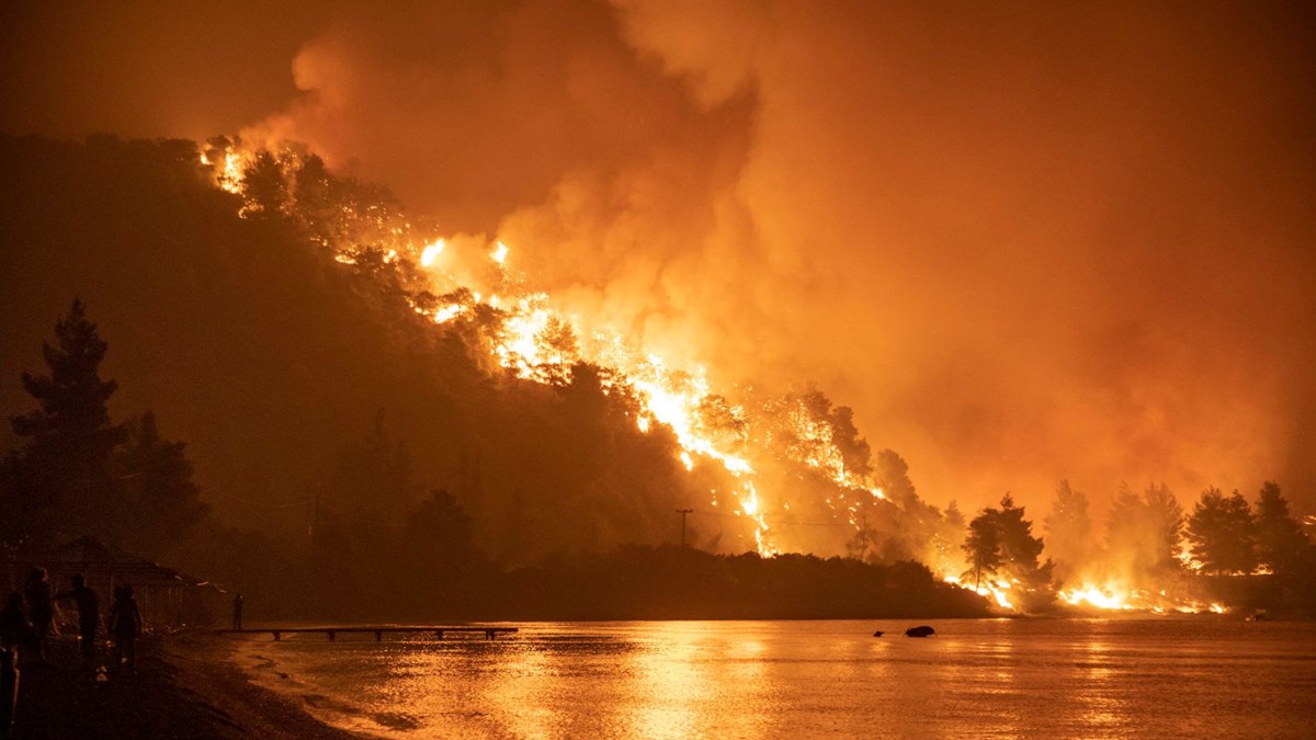 Yunanistan’da yangınlar sürüyor: 1 kişi hayatını kaybetti, ada tahliye edildi