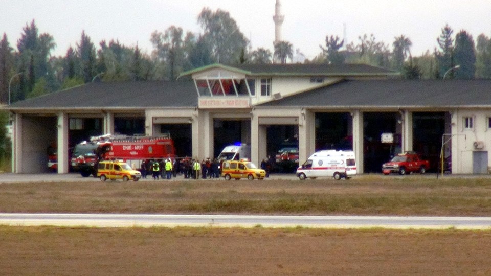 Adana Havalimanı'nda bir grup, piste inen uçağın önüne çıktı - 1