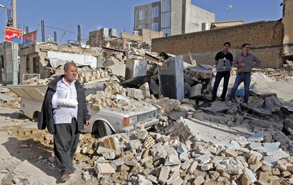 İran'da depremzedeler üç gecedir dışarıda - 1