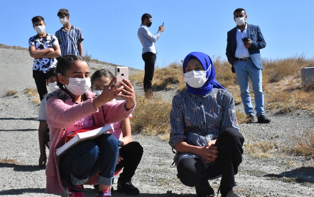 Köydeki öğrenciler ders için tepeye çıkıyor - 11