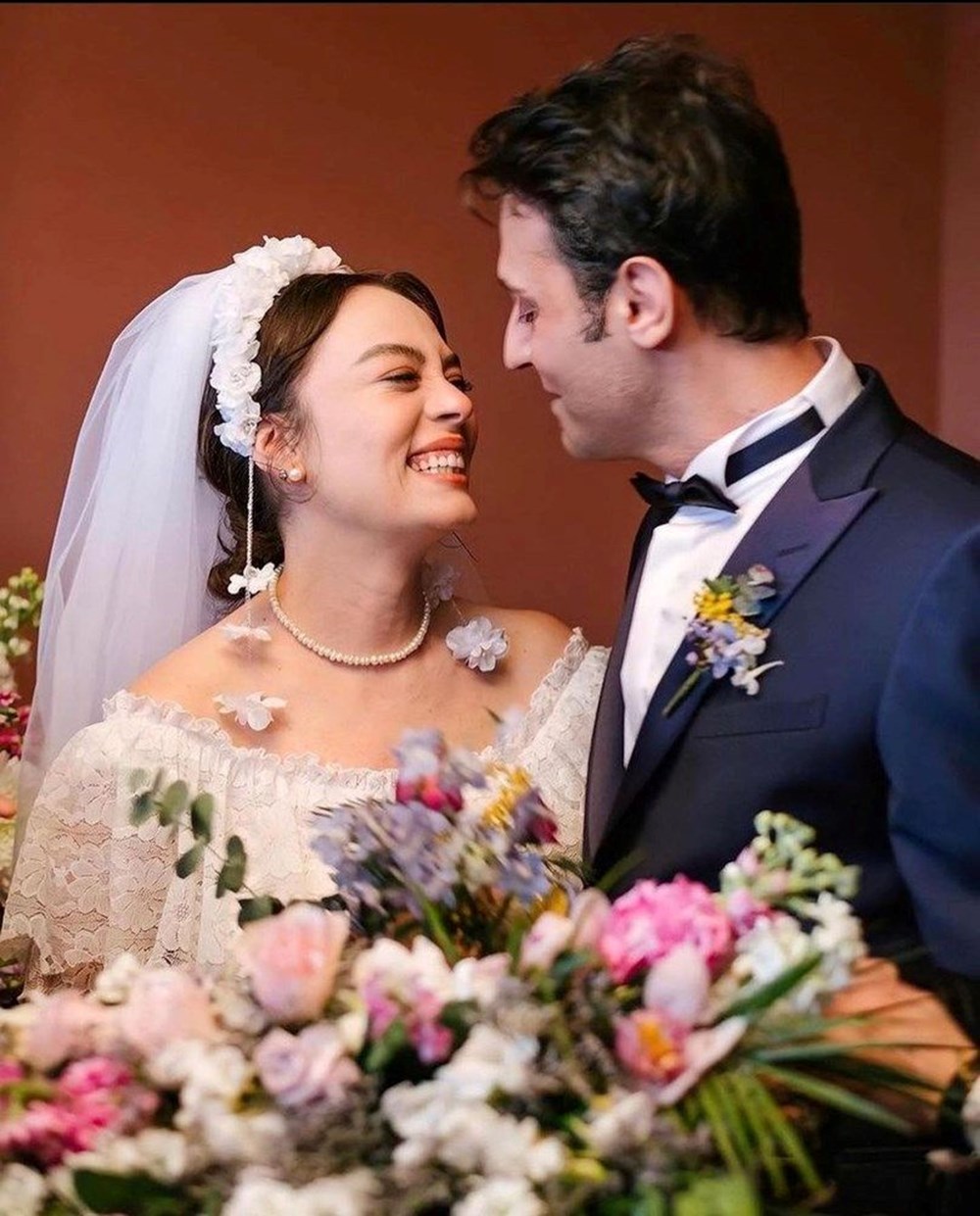 Demet Evgar evlenirken annesinin gelinliğini giydi - 6