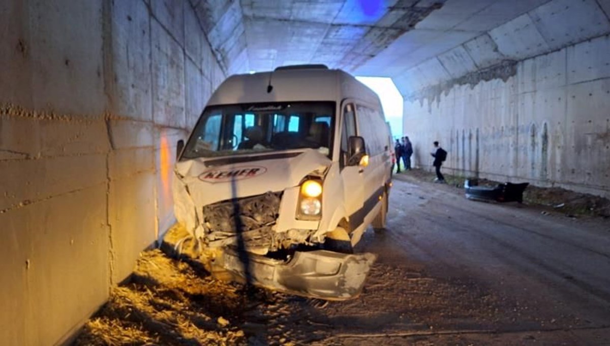 Burdur'da öğrenci servisi ile otomobil çarpıştı: 14 yaralı