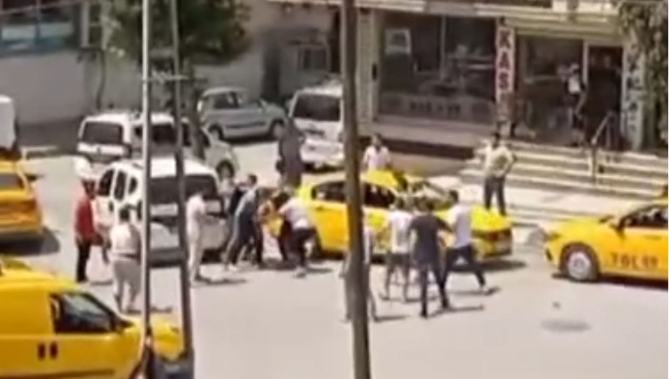 Yol verme tartışması tekme ve yumruklu kavgaya dönüştü