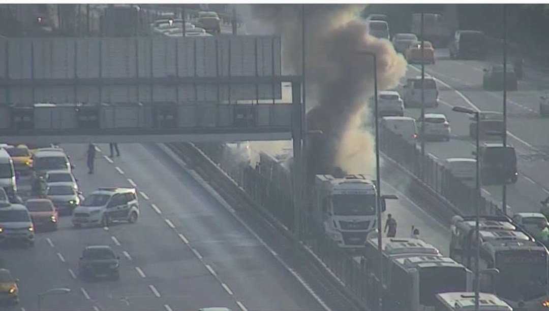 İstanbul'da metrobüs yangını