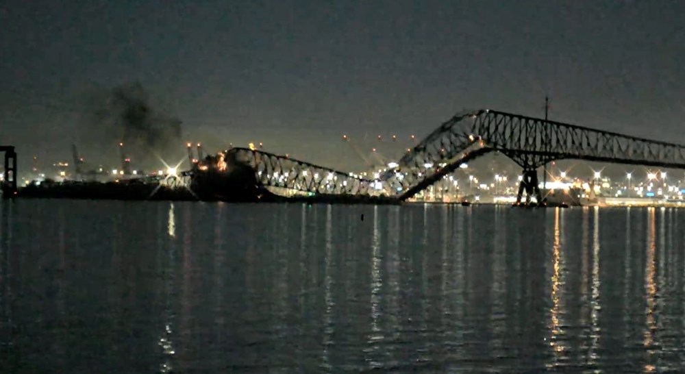 ABD'de kargo gemisi köprüyü yıktı: Araçlar suya düştü - 4