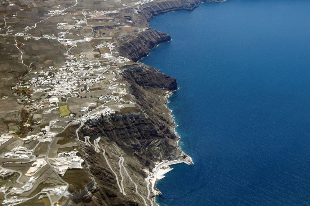 Santorini'de korkutan bekleyiş: "Adayı sarsan depremler haftalarca sürebilir" - 3