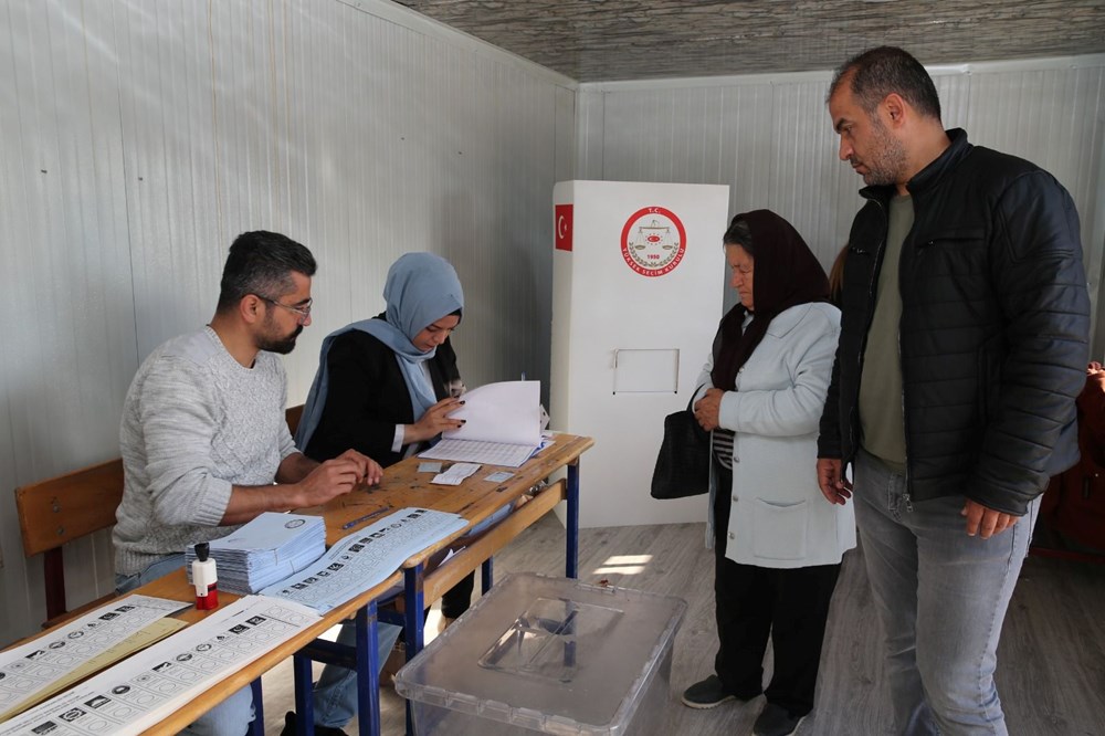 Deprem bölgesinde vatandaşlar sandık başında - 2
