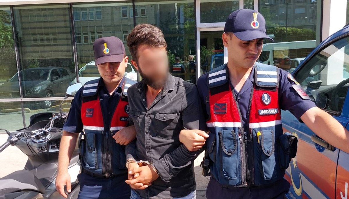 Yanındaki iki kişiyi vurdu