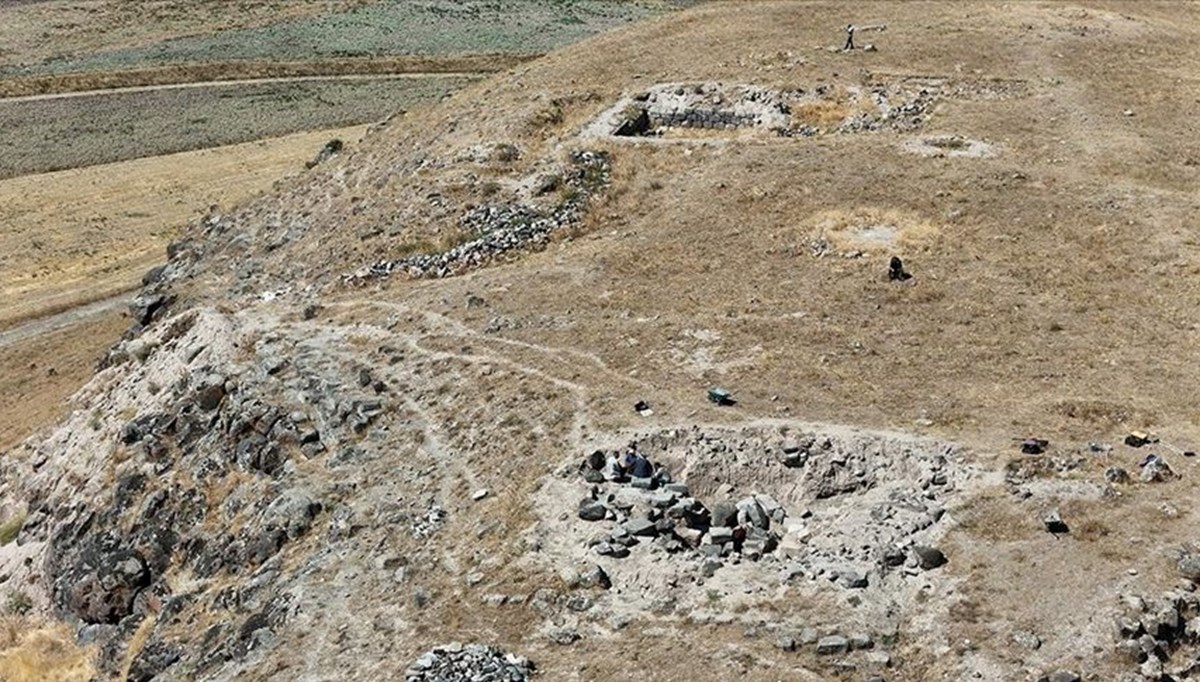 Van'daki Körzüt Kalesi kalıntısında arkeolojik kazılar devam ediyor Van'daki Körzüt Kalesi kalıntısında arkeolojik kazılar devam ediyor