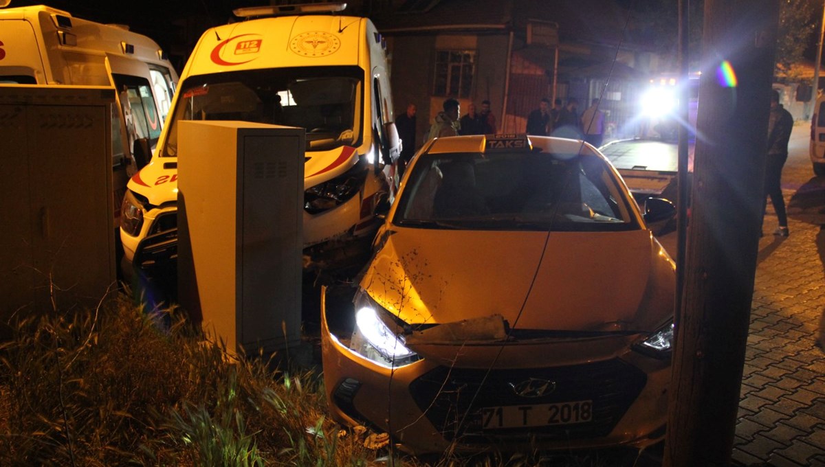 Kırıkkale'de ambulans ile taksi çarpıştı: 4 kişi yaralandı