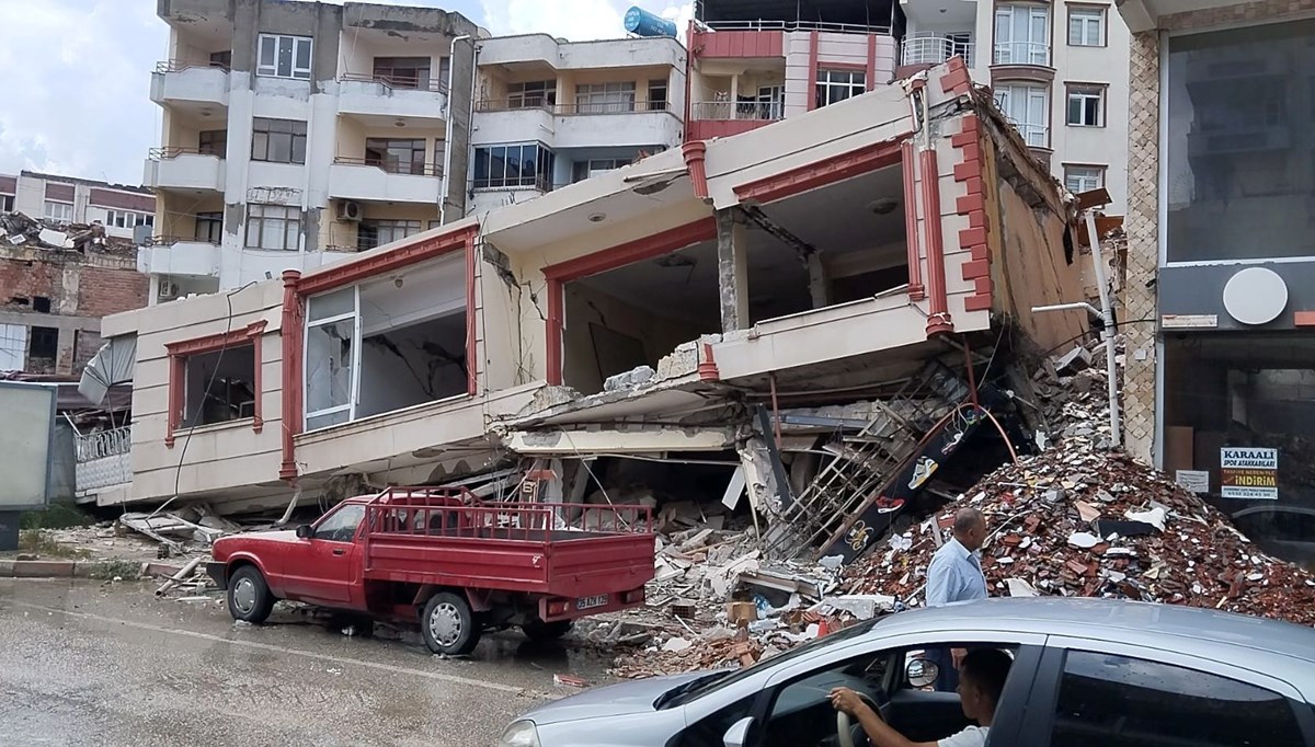 Hatay'da ağır hasarlı bina çöktü