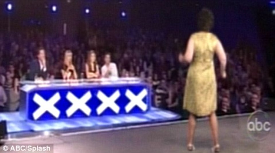 Susan Boyle sahnedeki kıza tekme attı! - 4