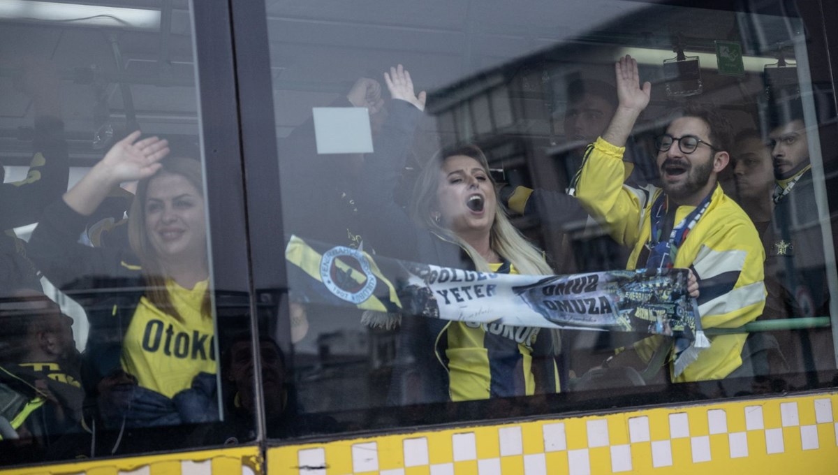 Fenerbahçeli taraftarlar Beşiktaş derbisi için Tüpraş Stadı'na gitti