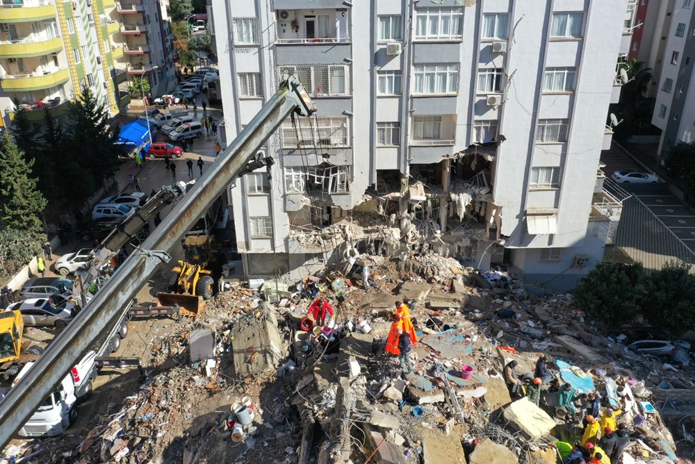 Deprem bölgesinden çarpıcı fotoğraflar: Binalar yerle bir oldu! - 13