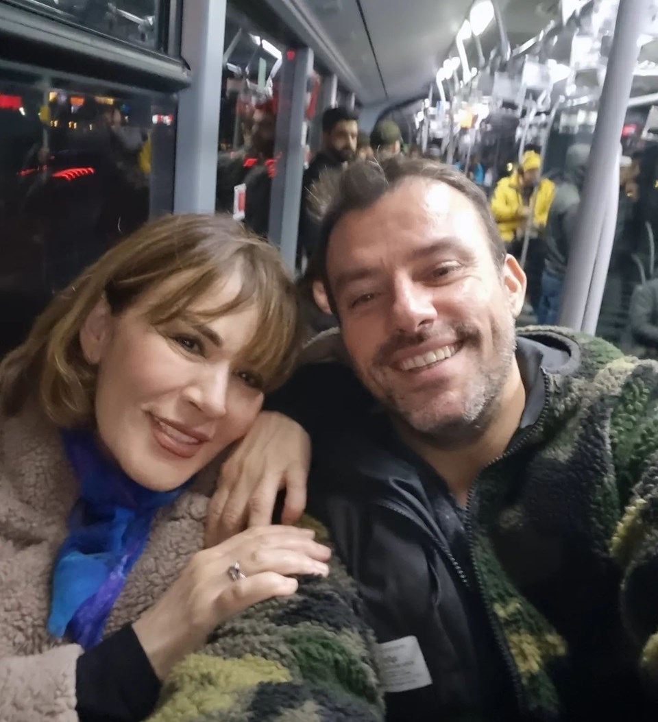 Metrobüste ünlü var: Salih Bademci ve Nurhan Özenen'in toplu taşıma yolculuğu - 1